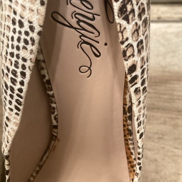 Fergie MAGNIFICENT Retro Platform Peeptoe
Chunky Heels - Picture 5 of 12